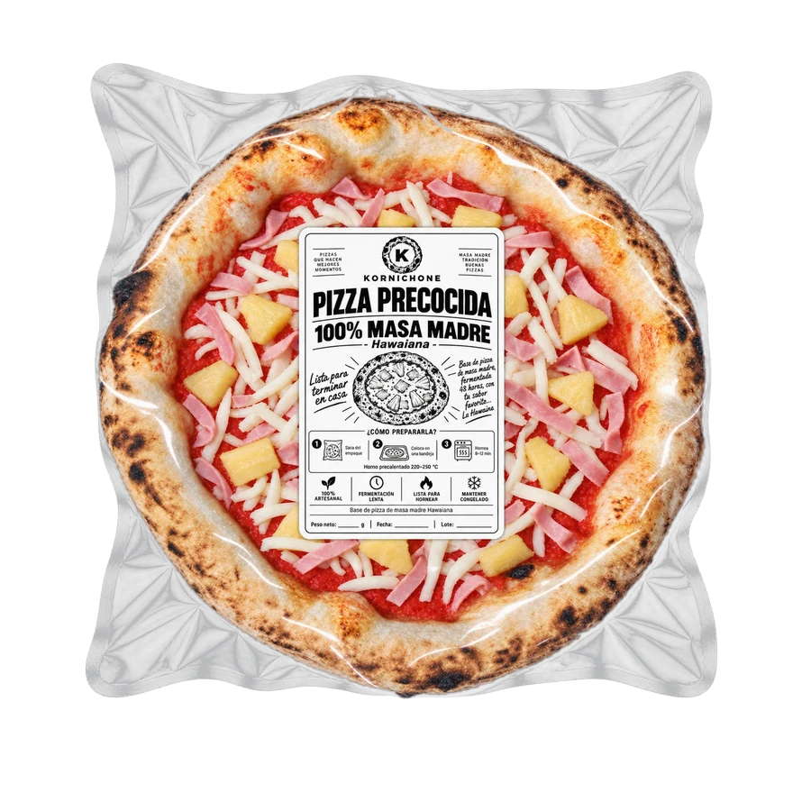 Hawaiana, pizza precocida en bolsa al vacío sobre fondo oscuro