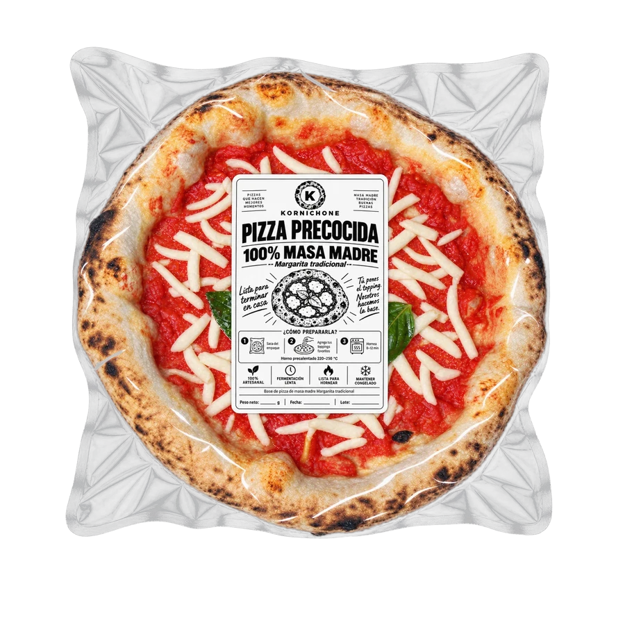 Margarita tradicional, pizza precocida en bolsa al vacío sobre fondo oscuro